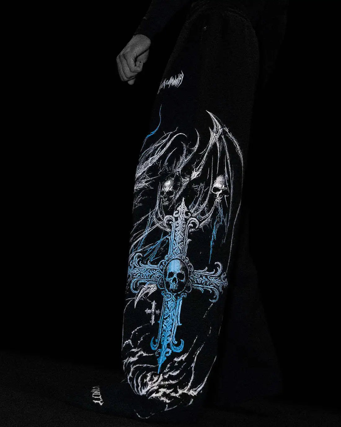 Pantalon de jogging oversize homme Eternal Wyvern noir, imprime bleu, coupe ample seconde peau.