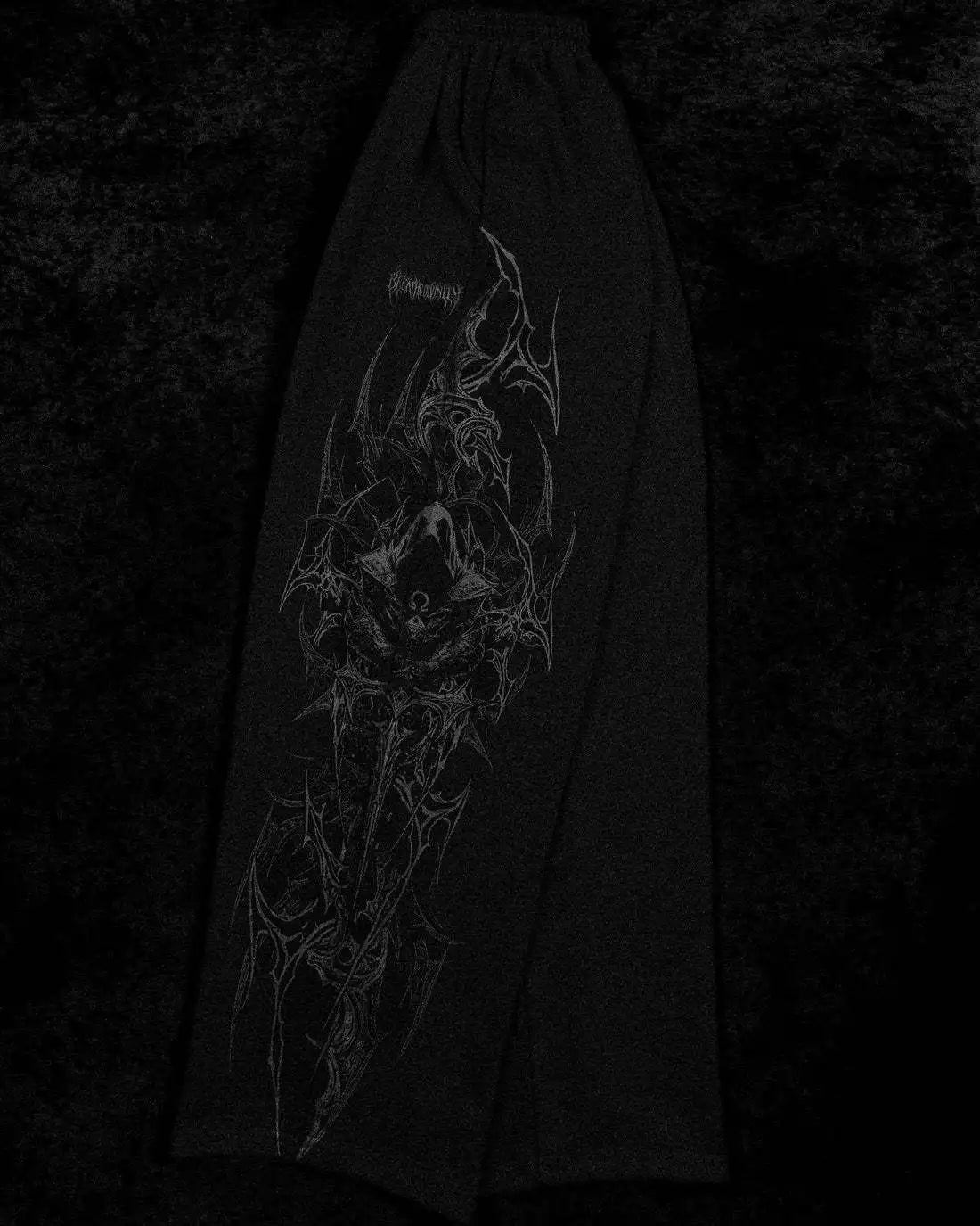 Pantalon de jogging coupe droite homme Deathkeeper, coloris noir, imprime ton sur ton, matiere confortable.