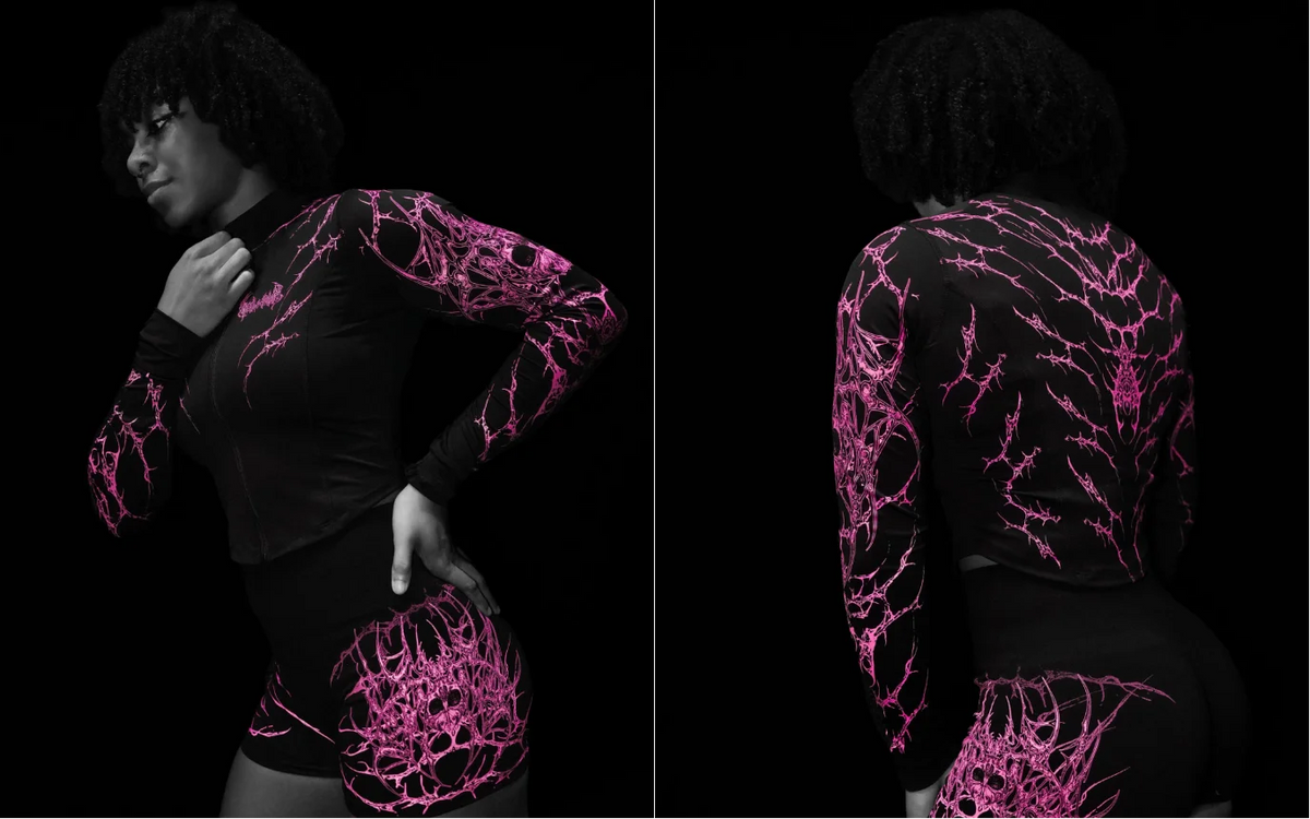 Veste courte de sport zippée à motifs Breathedivinity — Noir et rose — motif ramifié