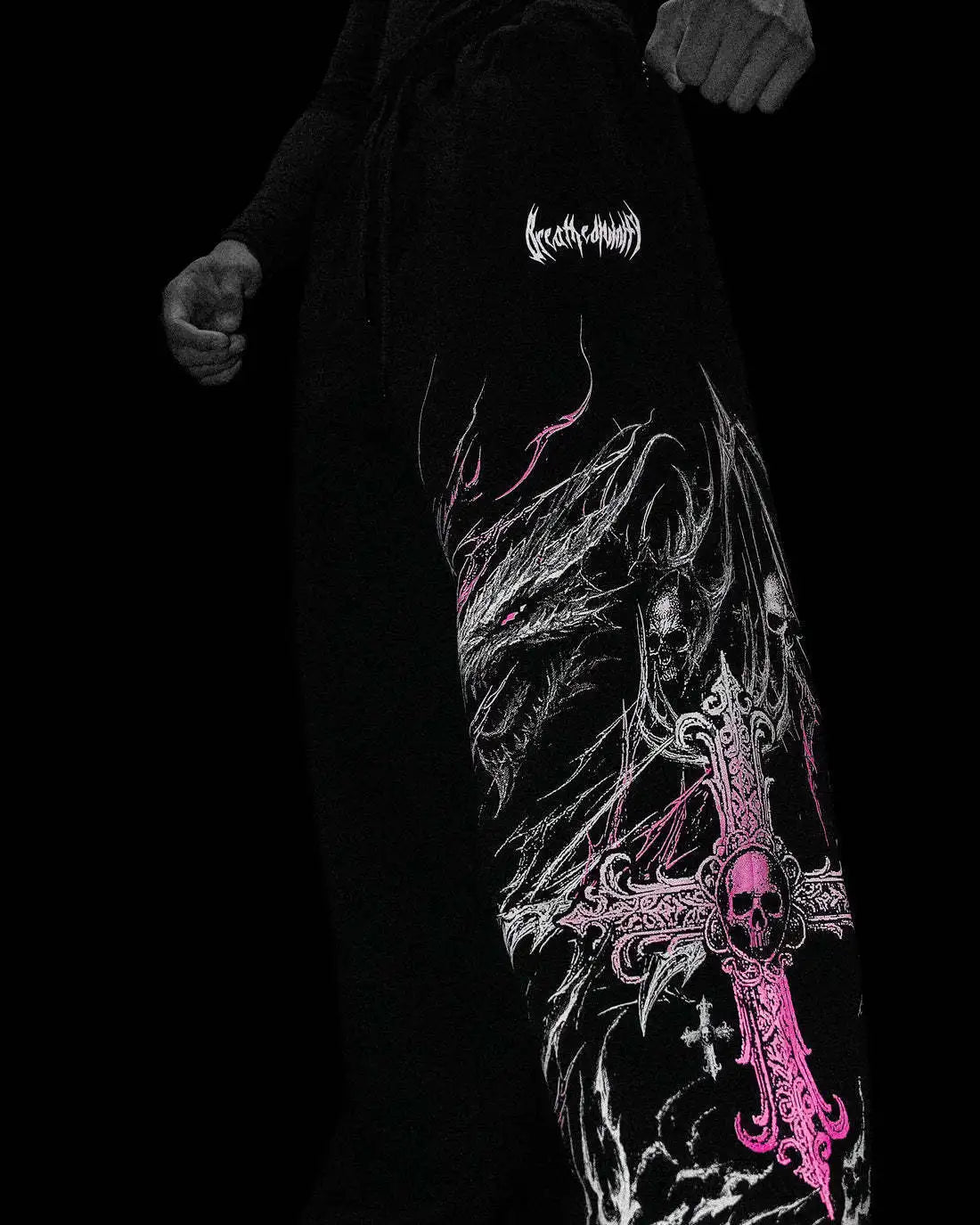 Pantalon de jogging oversize homme Eternal Wyvern noir, imprime rose, tissu respirant pour la salle.