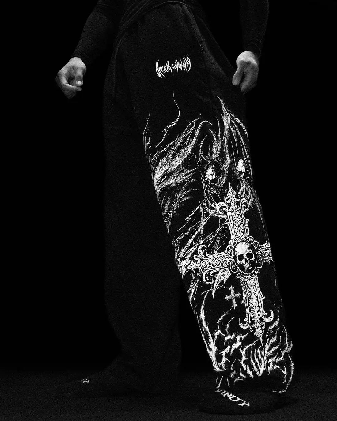 Pantalon de jogging oversize homme Eternal Wyvern noir, imprime blanc dragon et croix, coupe ample.