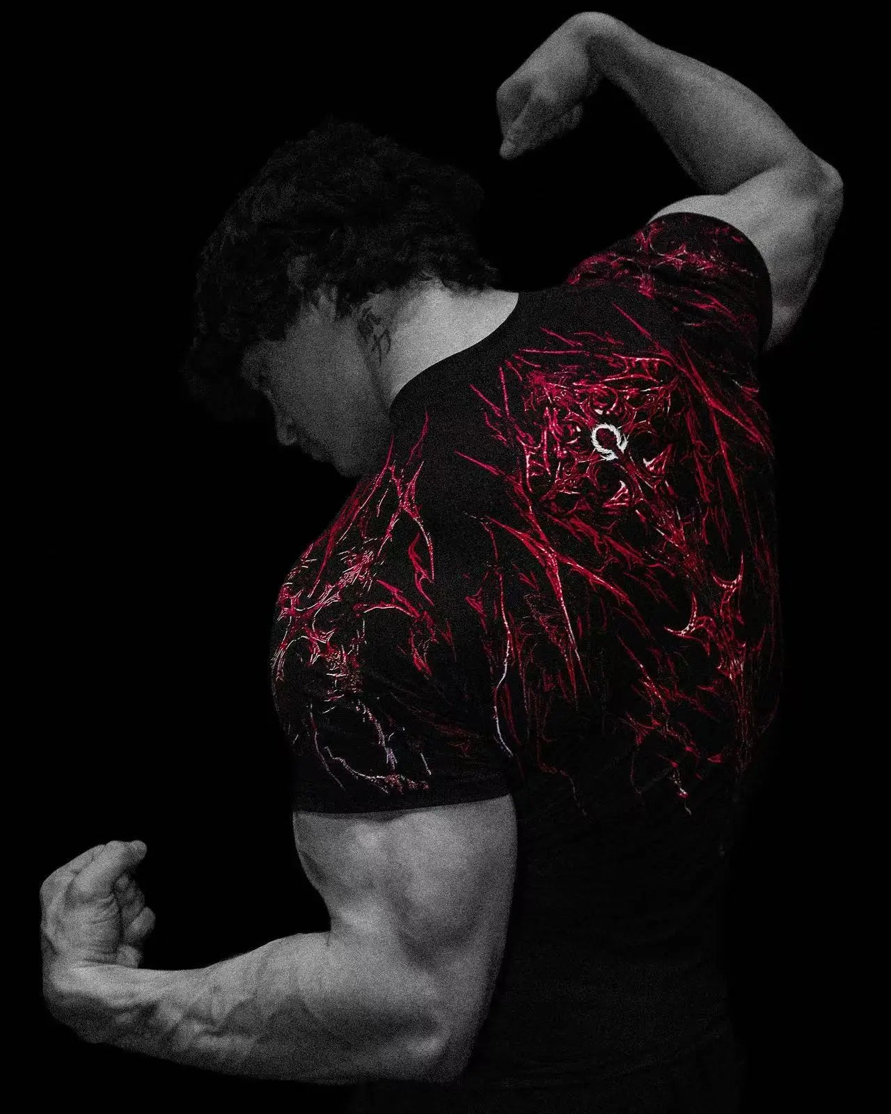 T-shirt de compression homme Void Tech Immortal, maille dry-fit au gymnase.