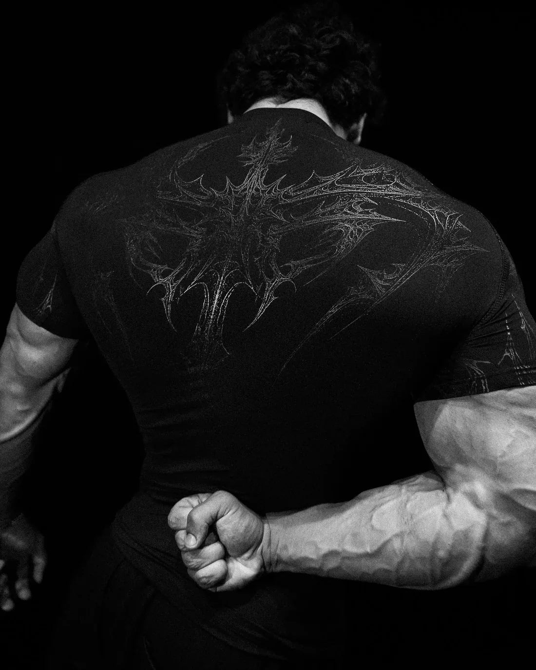T-shirt de compression homme Void Tech Nightfall, coupe seconde peau au gymnase.
