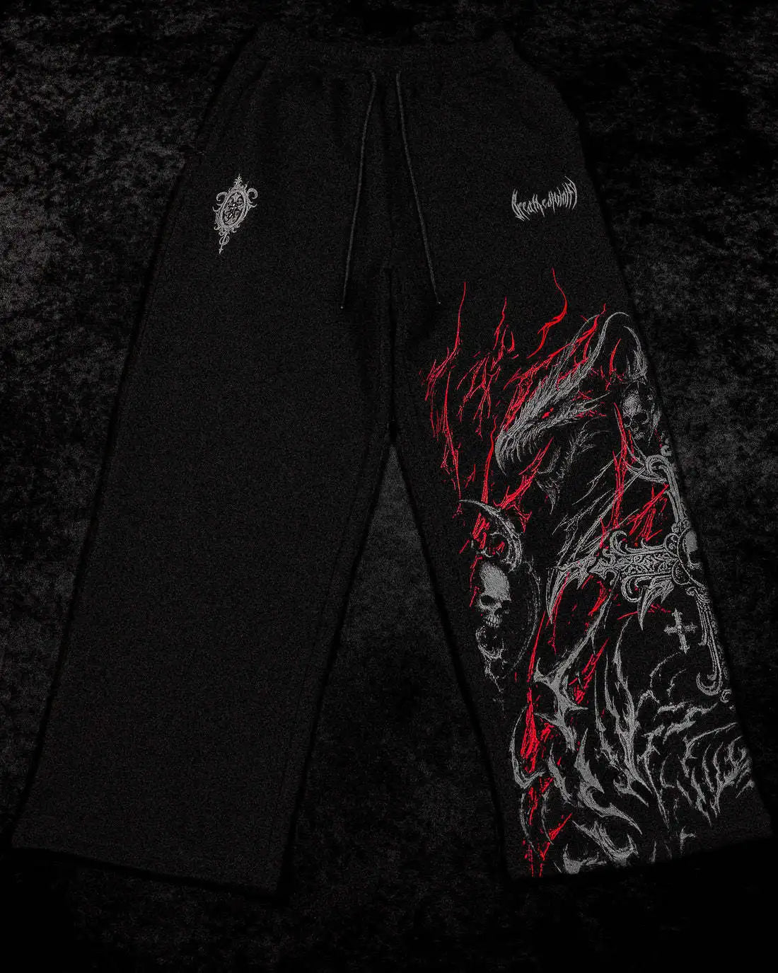 Pantalon de jogging oversize homme Eternal Wyvern noir, imprime rouge, maille confortable a porter au quotidien.