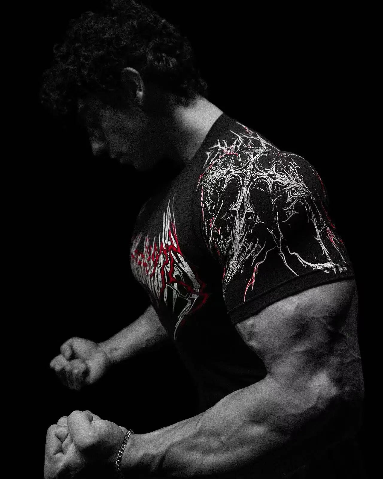 T-shirt de compression homme Void Tech Immortal, coupe seconde peau au gymnase.