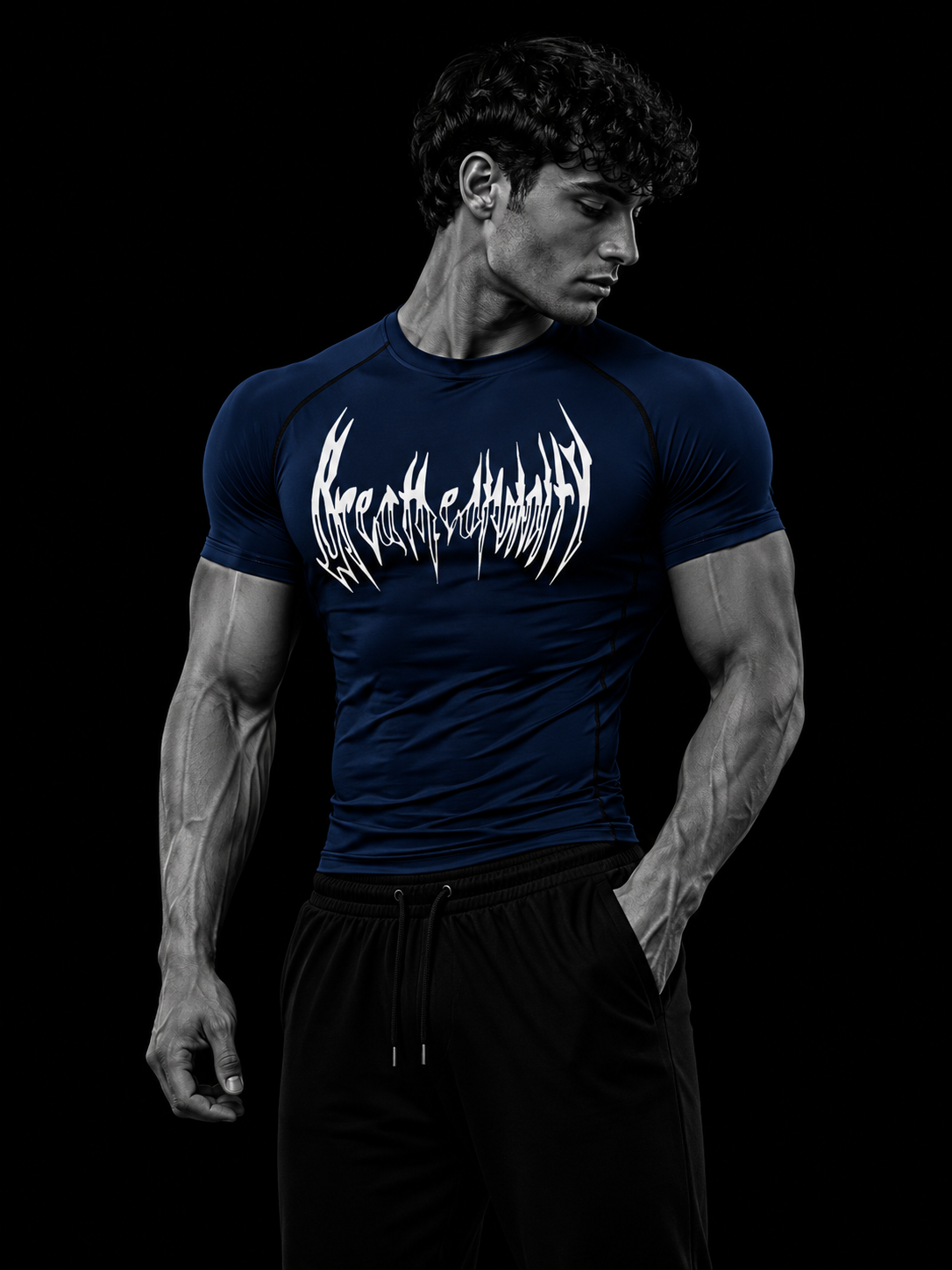 Homme musclé portant le t-shirt de compression manches courtes Breathedivinity bleu marine, vue de face sur fond studio sombre.