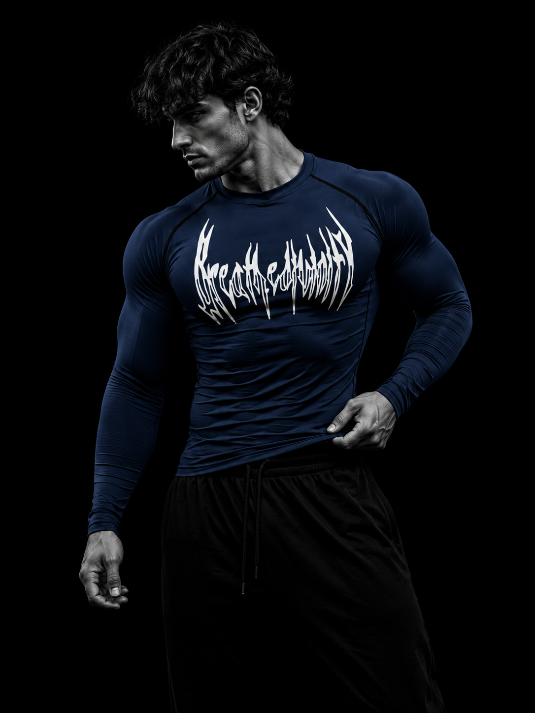 Homme musclé portant le t-shirt de compression manches longues Breathedivinity bleu marine, buste de profil sur fond sombre