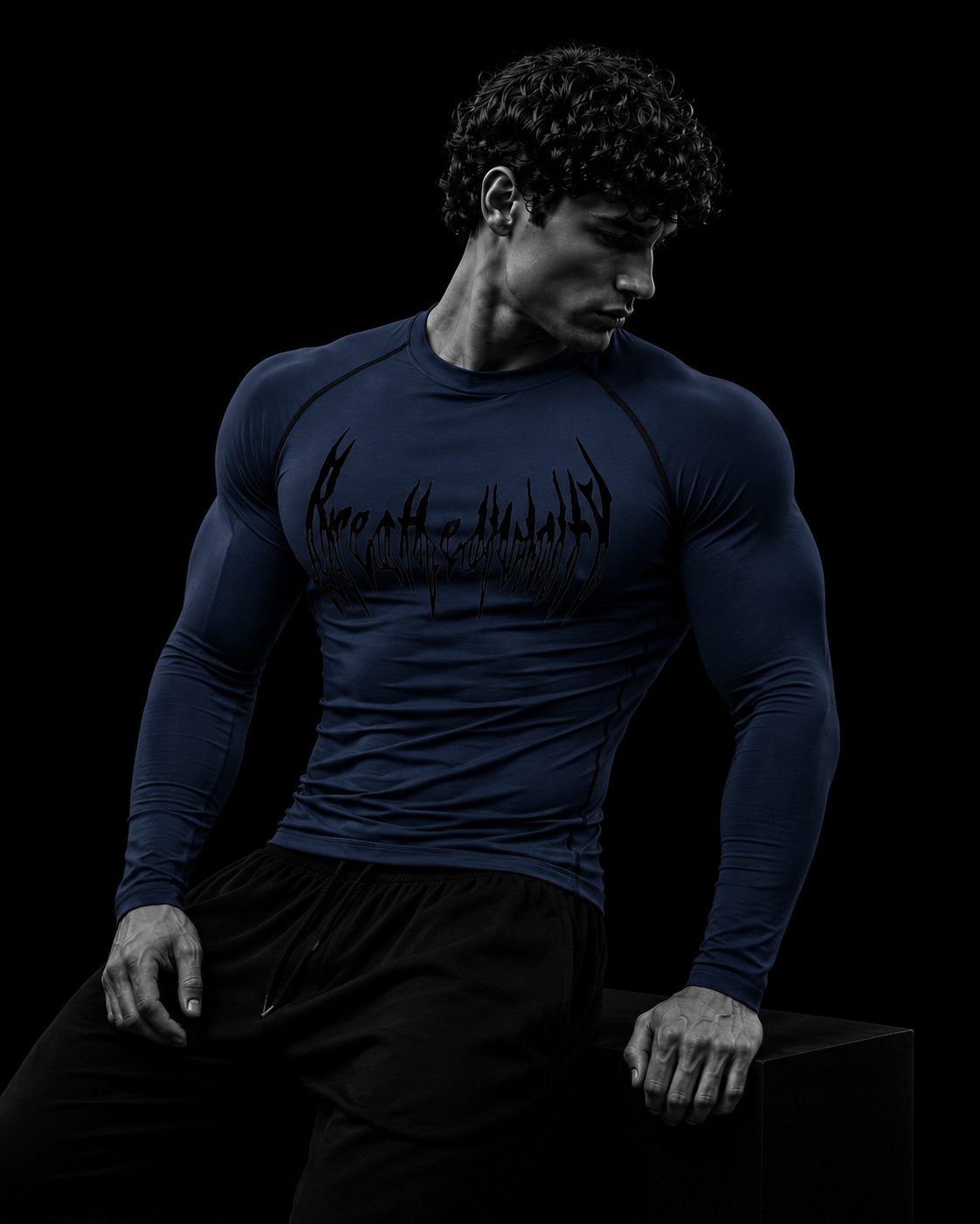 Homme portant le t-shirt de compression manches longues Breathedivinity bleu marine, buste de trois-quarts sur fond sombre.