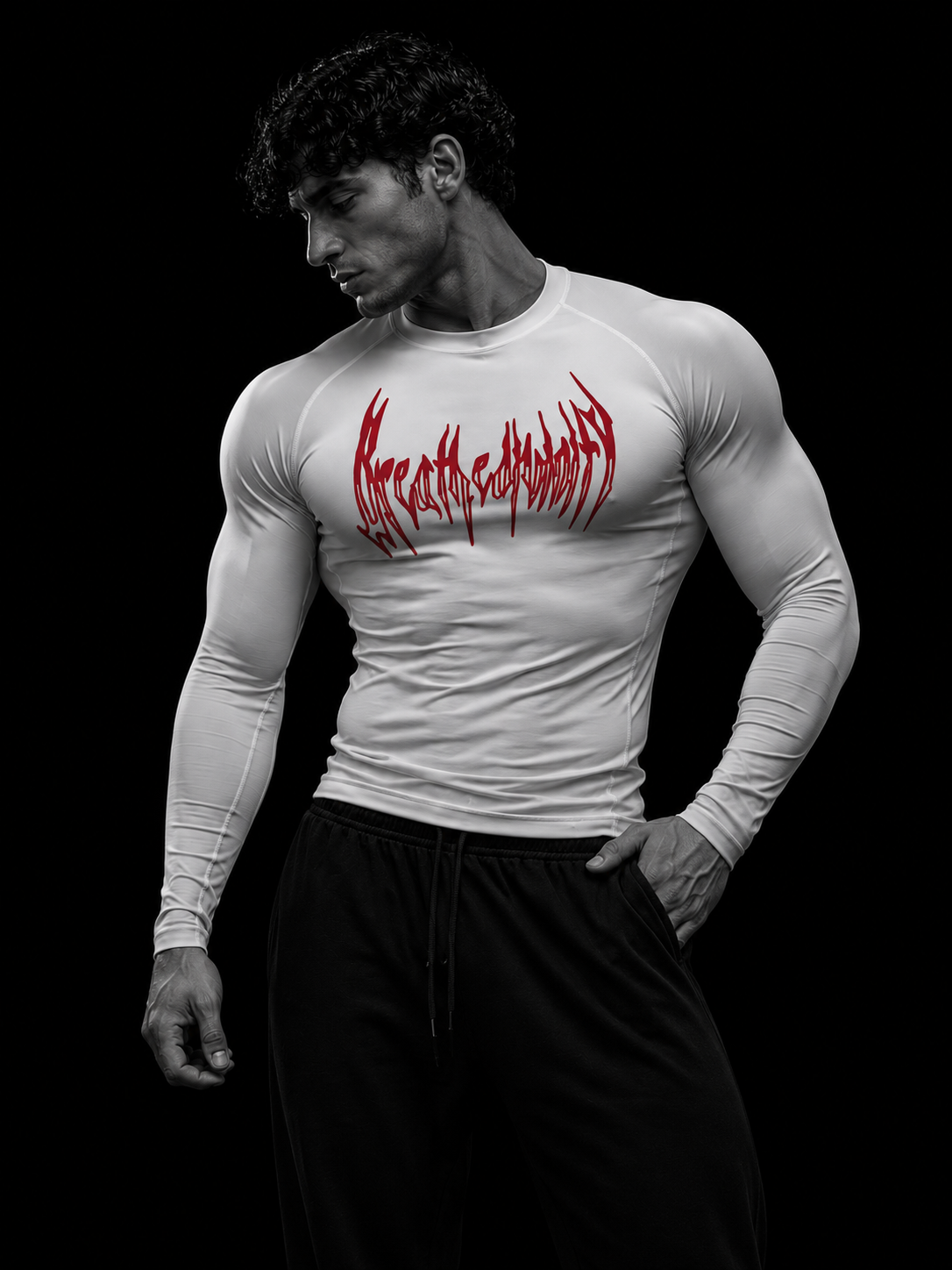 Homme portant le t-shirt de compression manches longues Breathedivinity blanc à logo rouge, buste de trois-quarts sur fond sombre.